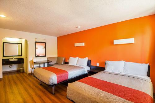Hotel Motel 6 Blue Springs