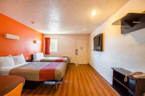 Hotel Motel 6 Blue Springs