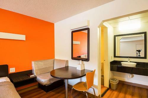 Hotel Motel 6 Blue Springs