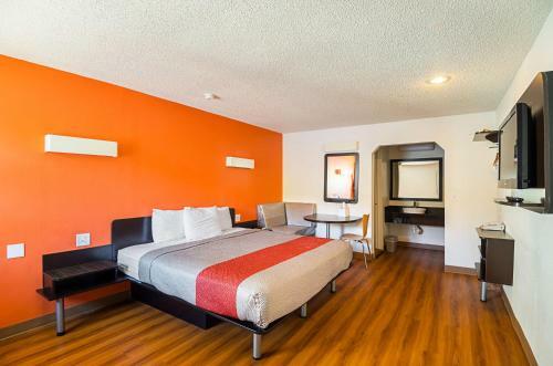 Hotel Motel 6 Blue Springs