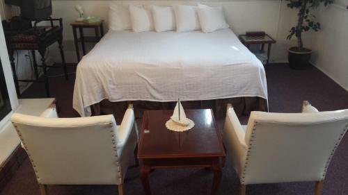 Posada Harbor Haus Inn & Suites