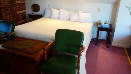 Posada Harbor Haus Inn & Suites