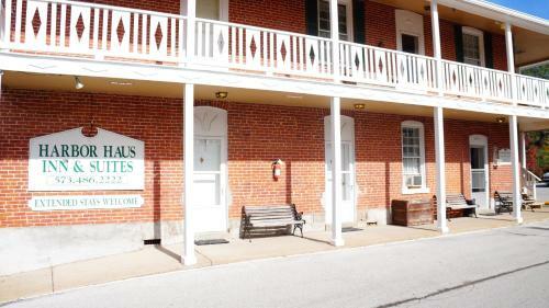 Posada Harbor Haus Inn & Suites