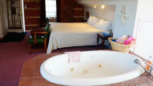 Posada Harbor Haus Inn & Suites