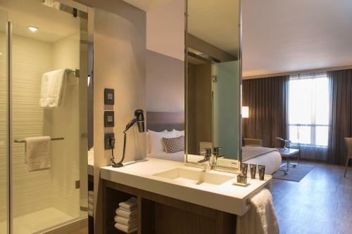 AC Hotel By Marriott Kansas City Westport