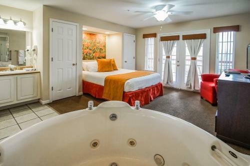 Hotel Surreys' Grand Crowne Resort