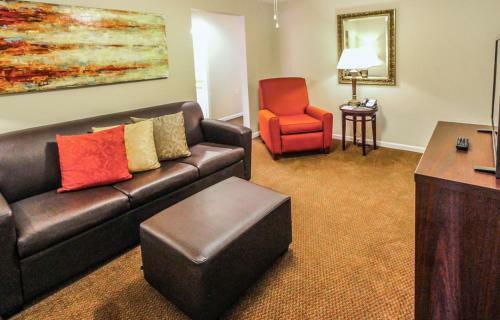 Hotel Surreys' Grand Crowne Resort