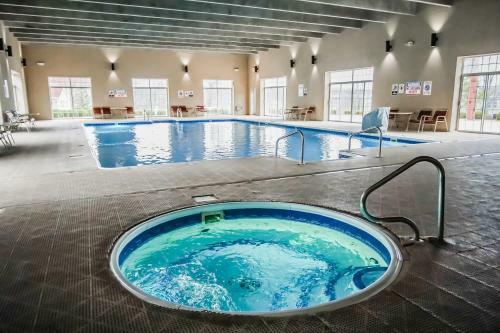 Hotel Surreys' Grand Crowne Resort