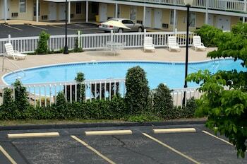 Motel Honeysuckle Inn & Conference Center