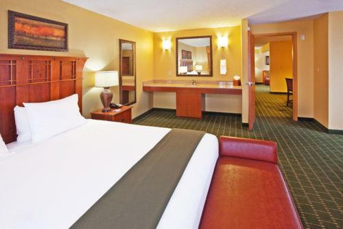 The Q Hotel & Suites