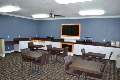 Hotel Countryside Inn & Suites
