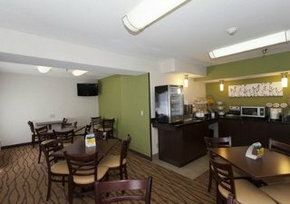 Motel Sleep Inn & Suites Airport