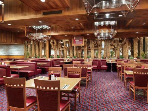 Cactus Petes Resort & Horseshu Hotel