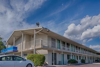 Motel 6 Reno - Virginia Plumb