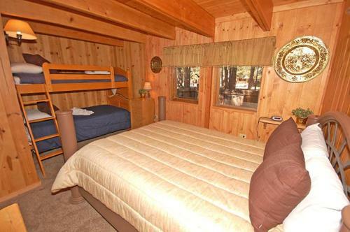 Spruce Avenue Holiday Home 1
