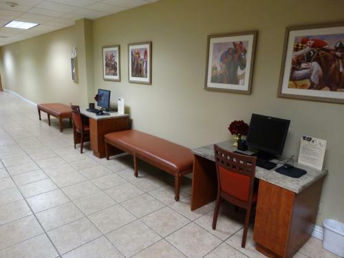 Aparthotel Suites At Jockey Club
