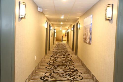 Hotel Red Carpet Inn Elmwood