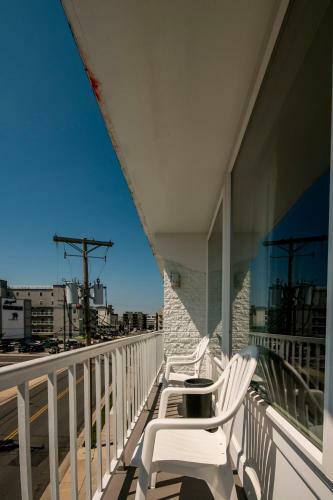 Admiral Resort Motel