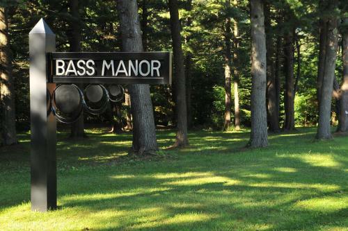 Bass Manor Bed And Breakfast & Art Museum