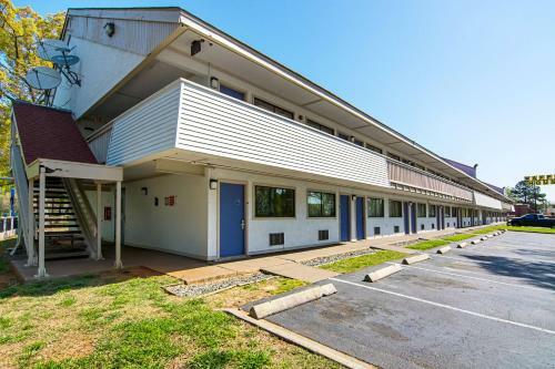 Motel Charlotte Plaza Inn