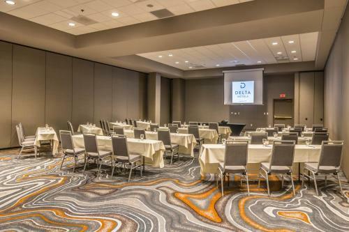Hotel Ramada Plaza And Suites - Fargo