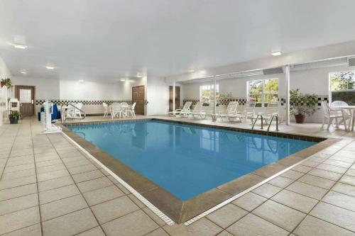 Hotel Country Inn & Suites - Elyria