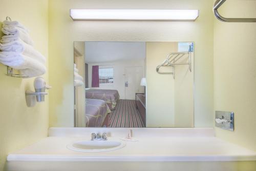 Motel Super 8 By Wyndham Muskogee