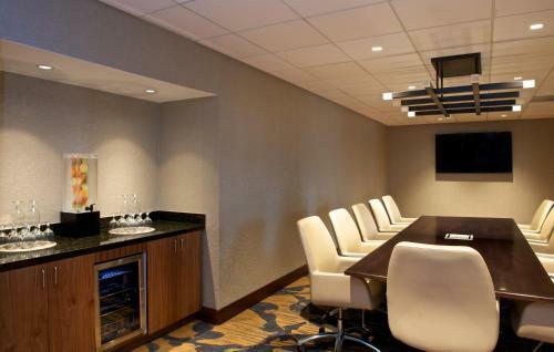 Hotel Embassy Suites By Hilton Portland Washington Square
