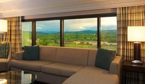 Hotel Embassy Suites By Hilton Portland Washington Square