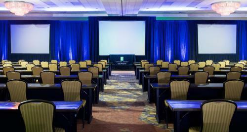 Hotel Embassy Suites By Hilton Portland Washington Square