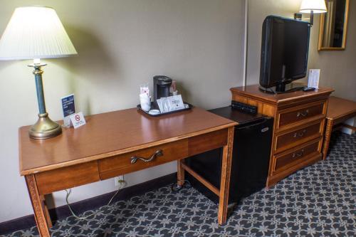 Hotel Super 8 By Wyndham Erie/i 90