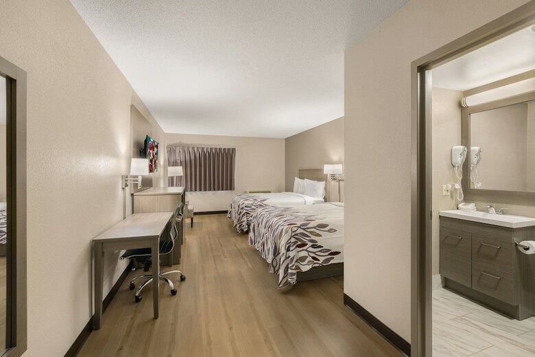 Hotel Ambassador Inn & Suites