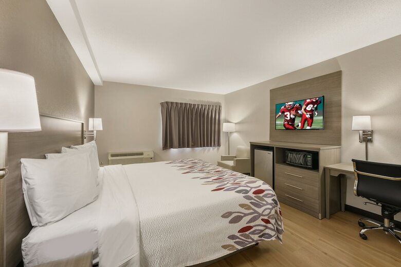 Hotel Ambassador Inn & Suites