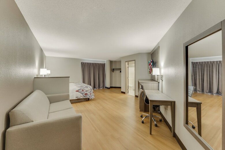Hotel Ambassador Inn & Suites