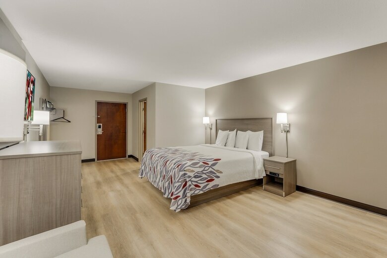 Hotel Ambassador Inn & Suites