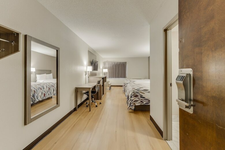 Hotel Ambassador Inn & Suites