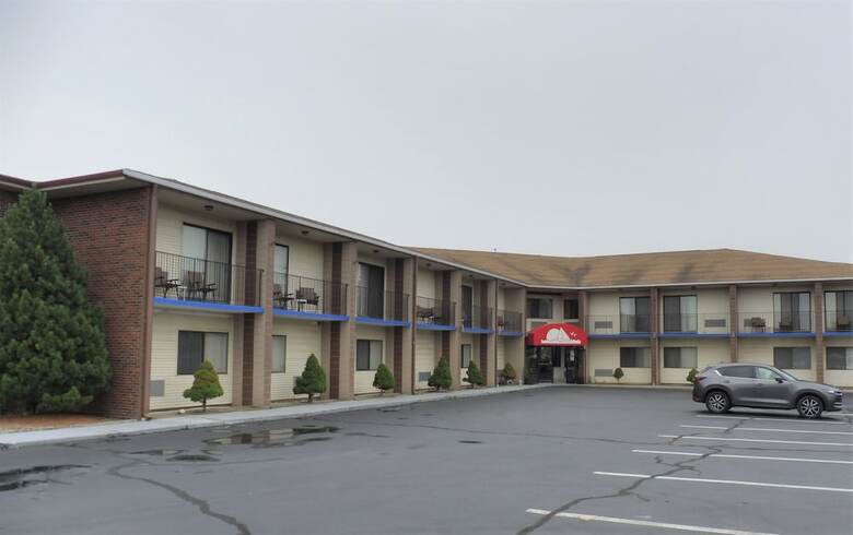 Hotel Ambassador Inn & Suites