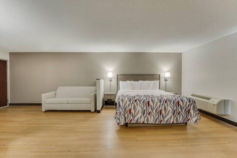 Hotel Ambassador Inn & Suites