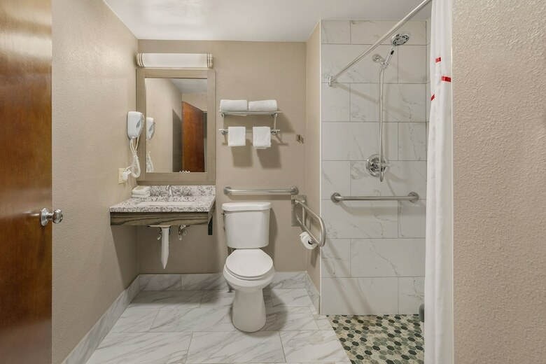 Hotel Ambassador Inn & Suites
