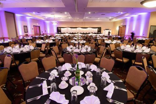 Ramada By Wyndham Sioux Falls Airport Hotel & Suites