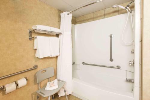 Ramada By Wyndham Sioux Falls Airport Hotel & Suites