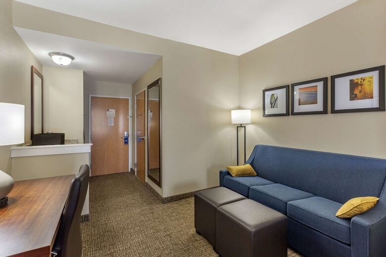 Hotel Comfort Suites At Rivergate Mall