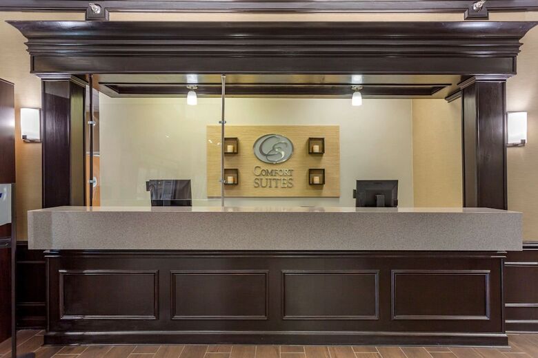 Hotel Comfort Suites At Rivergate Mall