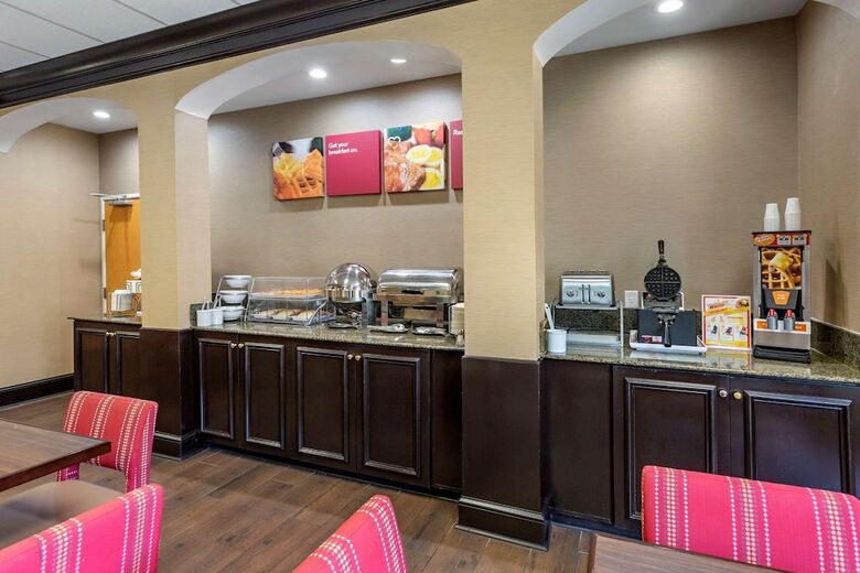 Hotel Comfort Suites At Rivergate Mall