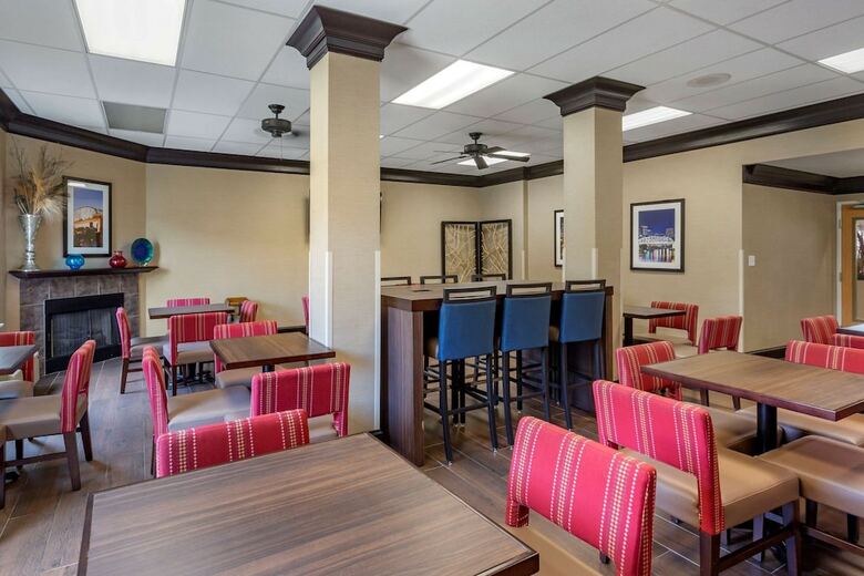 Hotel Comfort Suites At Rivergate Mall