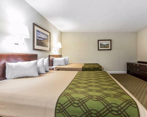 Hotel Econo Lodge Inn & Suites On The River