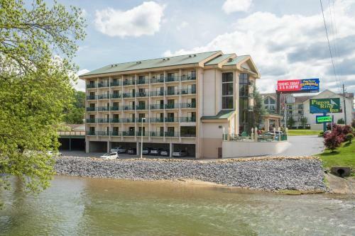 Hotel Pigeon River Inn