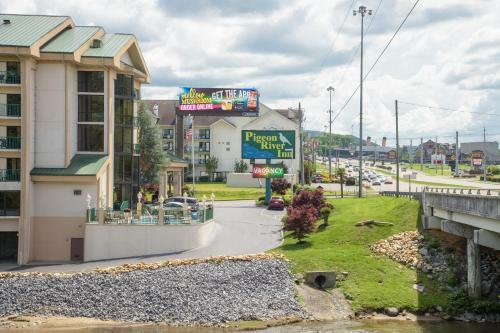 Hotel Pigeon River Inn