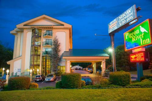 Hotel Pigeon River Inn