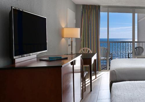 Hotel Crown Reef Beach Resort And Waterpark